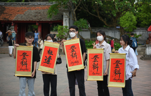 Sĩ tử đến Văn Miếu - Quốc Tử Giám cầu may trước kỳ thi tốt nghiệp THPT 2022