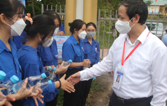 Bộ trưởng Bộ GD-ĐT kiểm tra điểm thi tại Thừa Thiên Huế, cô giáo dạy Văn dùng tiền lương tặng 100 gói quà cho học sinh