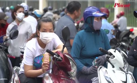 Thi tốt nghiệp THPT 2022: Phụ huynh đứng đợi con dưới trời nắng gắt