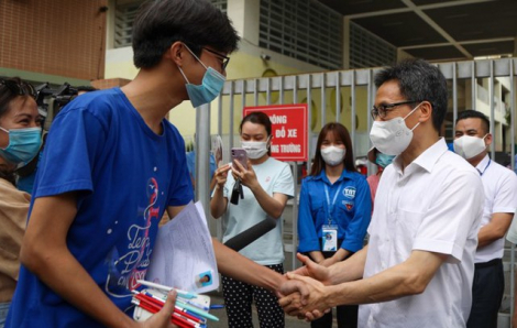 Nam thí sinh rời phòng thi đầu tiên được Phó thủ tướng Vũ Đức Đam chúc mừng