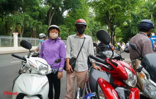 Clip: Đôi vợ chồng chạy xe ôm nghỉ làm để cùng đưa con đi thi
