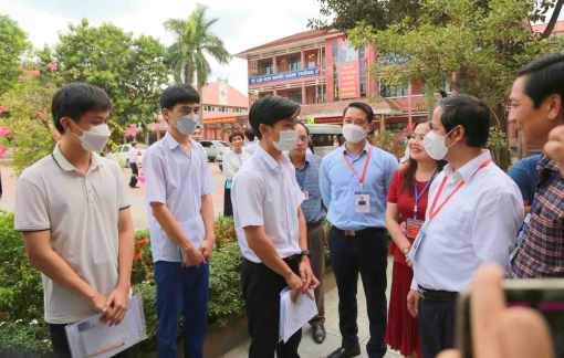 Bộ trưởng Nguyễn Kim Sơn kiểm tra tổ chức thi tốt nghiệp THPT tại tỉnh Quảng Trị