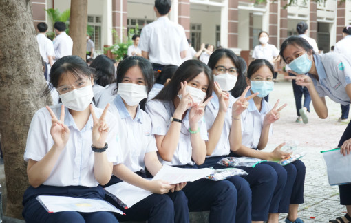 Ngày thi THPT đầu tiên: Thí sinh cả nước đến điểm thi từ tờ mờ sáng