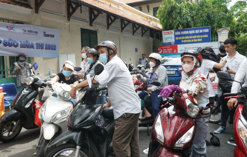 Clip: Phụ huynh đem theo quạt, đứng giữa trưa nắng chờ con thi