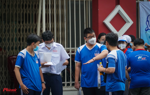 Clip: Kết thúc kỳ thi THPT, thí sinh chúc nhau đạt kết quả tốt nhất