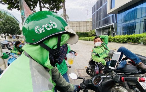 Grab phụ thu phí nắng nóng 5.000 đồng mỗi cuốc xe