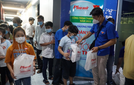 Chi đoàn Báo Phụ Nữ TPHCM thực hiện chương trình “Đoàn viên dìu bước em thơ”