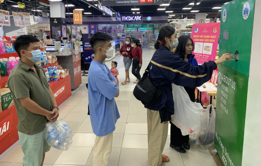 Người dân Nha Trang hào hứng tham gia “đổi rác nhận quà”