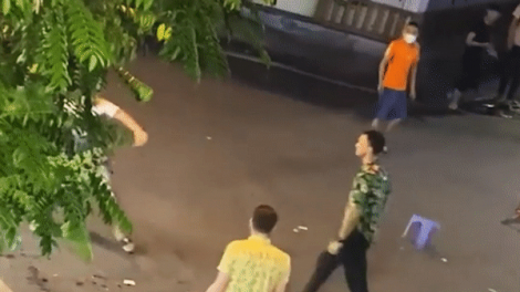 Clip: Khách nước ngoài bị đánh hội đồng trên phố cổ Hà Nội