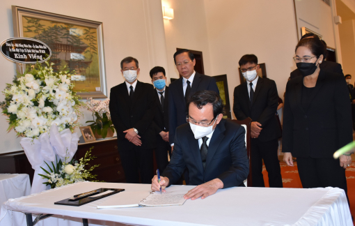 Bí thư Thành ủy TPHCM Nguyễn Văn Nên viết sổ tang tưởng niệm cựu Thủ tướng Nhật Bản Shinzo Abe
