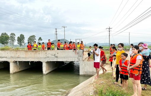 Biến kênh thủy lợi thành nơi tập bơi cho trẻ