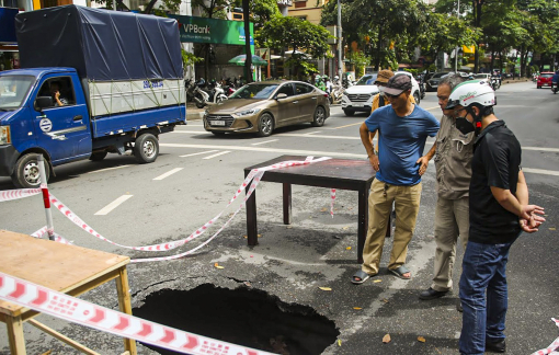 "Hố tử thần" sâu 1m bất ngờ xuất hiện tại Hà Nội