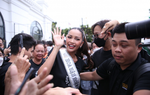 Hoa hậu Ngọc Châu bị hàng ngàn người "bao vây" ở Tây Ninh