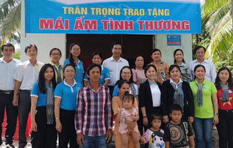 Trao nhà mới cho gia đình nghèo ở Bến Tre