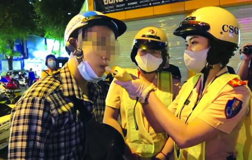 Ngăn chặn người uống rượu bia lái xe, cách nào?