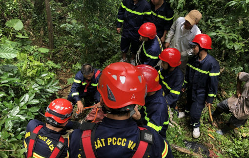 5 giờ "nghẹt thở" lực lượng công an leo dây đưa người tử vong xuống núi
