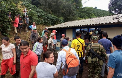 8 trẻ em bị mắc kẹt sau trận lở đất ở Colombia