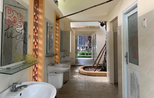 Nhà vệ sinh công cộng xây xong khóa cửa không cho dân sử dụng