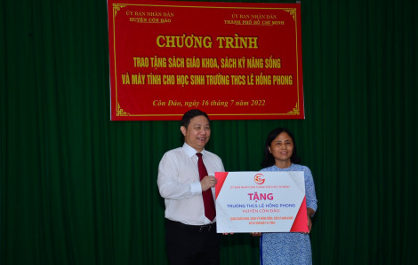 Đoàn đại biểu TPHCM thăm, tặng quà Trường THCS Lê Hồng Phong (Côn Đảo)