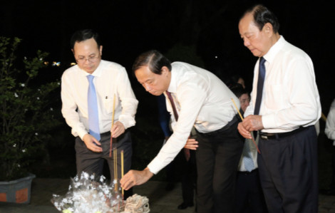 Đoàn đại biểu TPHCM thắp nến tri ân tại nghĩa trang Hàng Dương, Côn Đảo