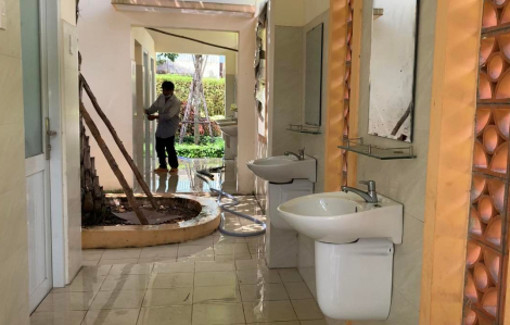 Dọn dẹp nhà vệ sinh công cộng sau phản ánh của Báo Phụ Nữ TPHCM