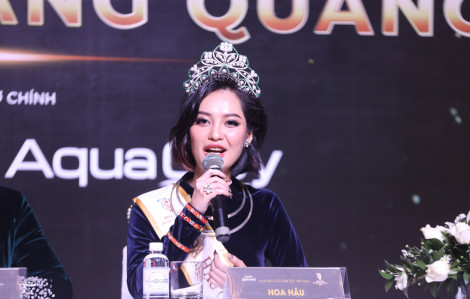 Tân Hoa hậu Nông Thúy Hằng nói về việc mình “cày” nhiều cuộc thi nhan sắc