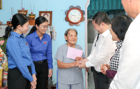 TPHCM thăm, tặng quà, tri ân các cựu tù, người có công cách mạng tại Côn Đảo