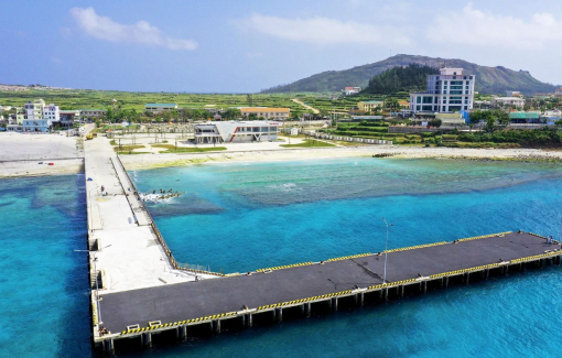 Gió mạnh, tàu khó cập cảng Bến Đình ở đảo Lý Sơn