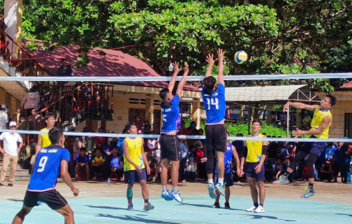 Vận động viên người dân tộc thiểu số trổ tài cung nỏ