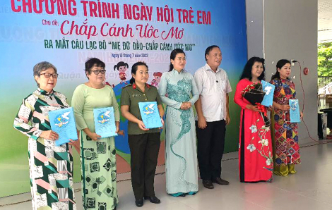 Ấm áp tình thương của mẹ đỡ đầu với trẻ mồ côi