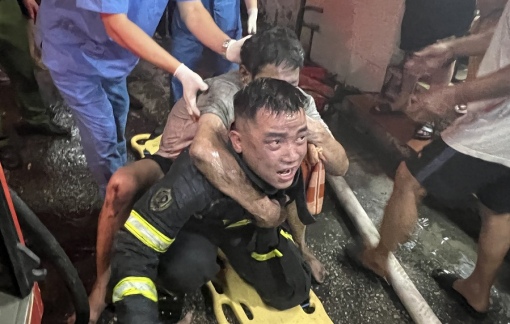 Hà Nội: Cháy nhà lúc rạng sáng, cảnh sát PCCC cứu 4 người thoát chết