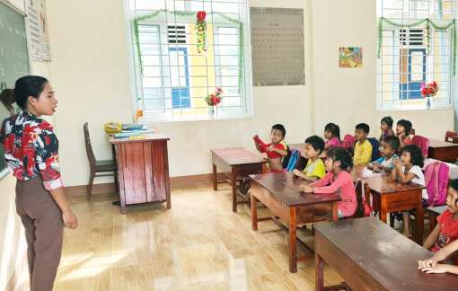 Thầy trò hòa nhịp cùng tiếng ve trên đầu núi