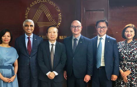 CEO Manulife châu Á cam kết đầu tư lâu dài vào ngành bảo hiểm nhân thọ và sức khỏe tại Việt Nam
