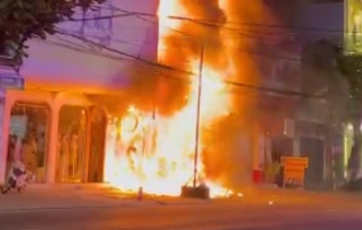 Cháy dữ dội kèm nhiều tiếng nổ lớn thiêu rụi 2 cửa hàng ở Quảng Ngãi