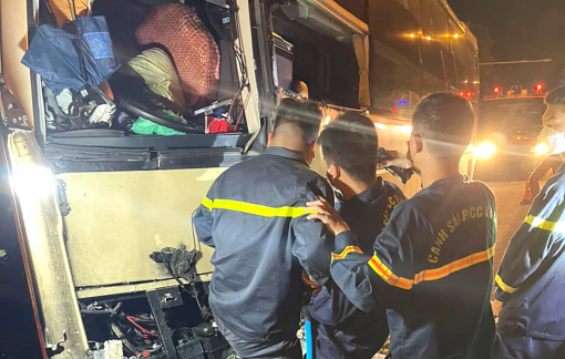 Xe giường nằm tông xe bồn, tài xế tử vong, 19 hành khách bị thương