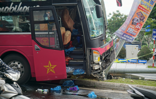 Tránh xe máy, xe khách chở 40 người tông nát dải phân cách