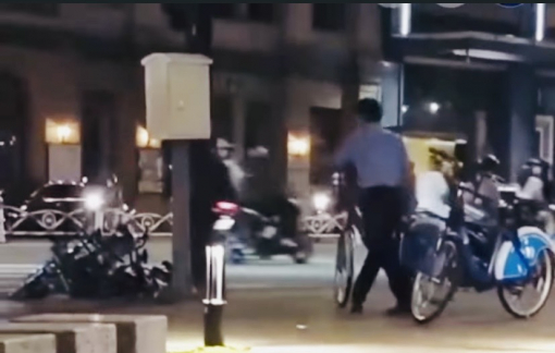 Nam bảo vệ ném xe đạp công cộng xuống đường ở TPHCM gây bức xúc