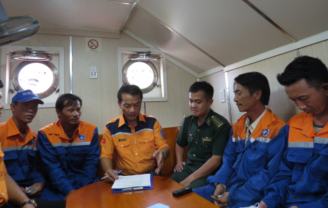 4 ngư dân trên tàu cá Bình Định bị chìm đã được đưa vào bờ an toàn