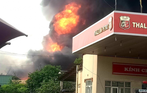 Công ty sản xuất mút xốp ở Bình Dương đang chìm trong biển lửa