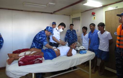 Hình ảnh đầu tiên của 4 ngư dân gặp nạn, lênh đênh trên biển 10 ngày