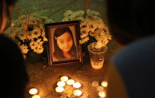 Hoãn phiên tòa xét xử vụ bé gái 8 tuổi bị cha và người tình bạo hành đến chết