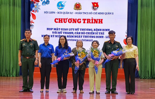 Nữ thương, bệnh binh nói chuyện với nữ thanh niên, cán bộ chiến sĩ trẻ