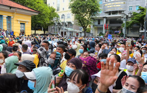 2 bị cáo bạo hành bé gái tử vong được dẫn giải bằng cổng phụ sau khi phiên tòa tạm hoãn