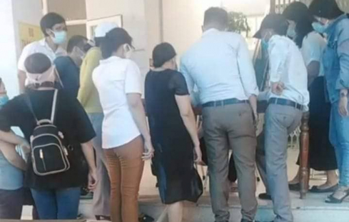 Chưa tiêm mũi 4 vắc xin, cán bộ huyện Phú Lộc phải ở nhà làm việc?