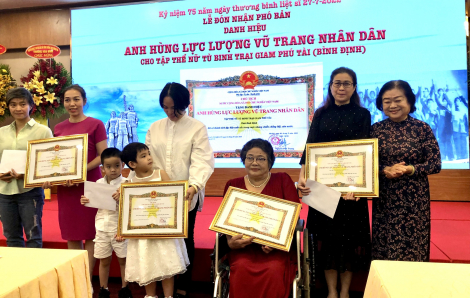 Tập thể nữ tù binh trại giam Phú Tài nhận danh hiệu Anh hùng Lực lượng vũ trang nhân dân
