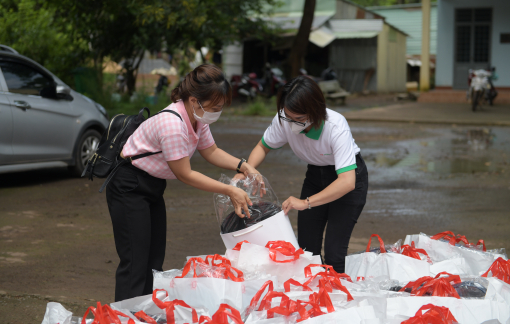 Clip: Trẻ em dân tộc S'Tiêng nhận quà từ báo Phụ Nữ TPHCM