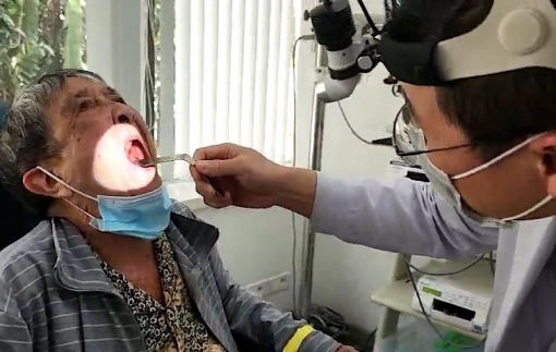 Cụ bà 79 tuổi ăn uống lại bình thường sau 2 năm chỉ có thể nuốt cháo