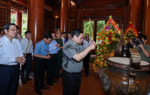 Thủ tướng dâng hương tưởng niệm Chủ tịch Hồ Chí Minh