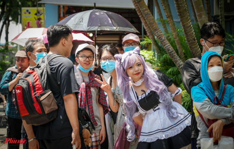 Giới trẻ xếp hàng dài dưới nắng gắt chờ vào cổng "Manga Comic Con 2022"