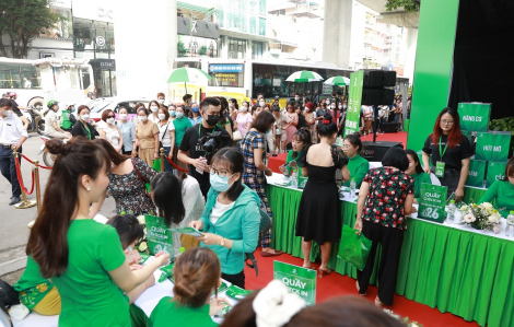 Hàng ngàn khách hàng chen chân tại “Siêu sinh nhật Thu Cúc”